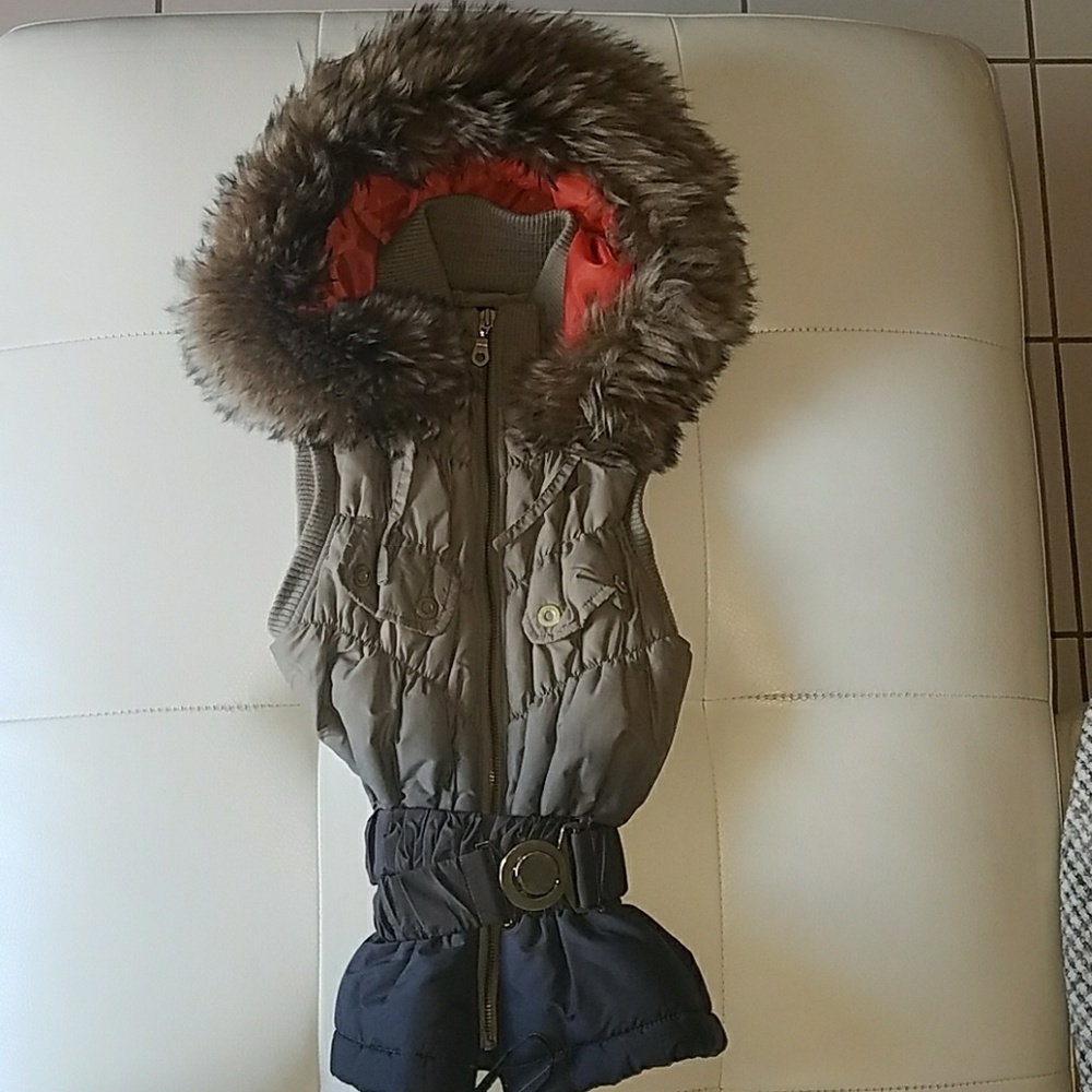 Bebe vest w faux fur collar